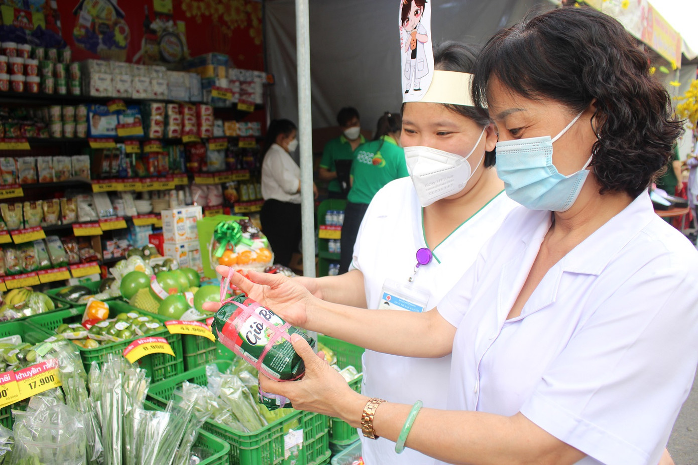 Tất cả các hàng hóa tham gia phiên chợ đều có nguồn gốc xuất xứ và đảm bảo chất lượng Tất cả các hàng hóa tham gia phiên chợ đều có nguồn gốc xuất xứ và đảm bảo chất lượng