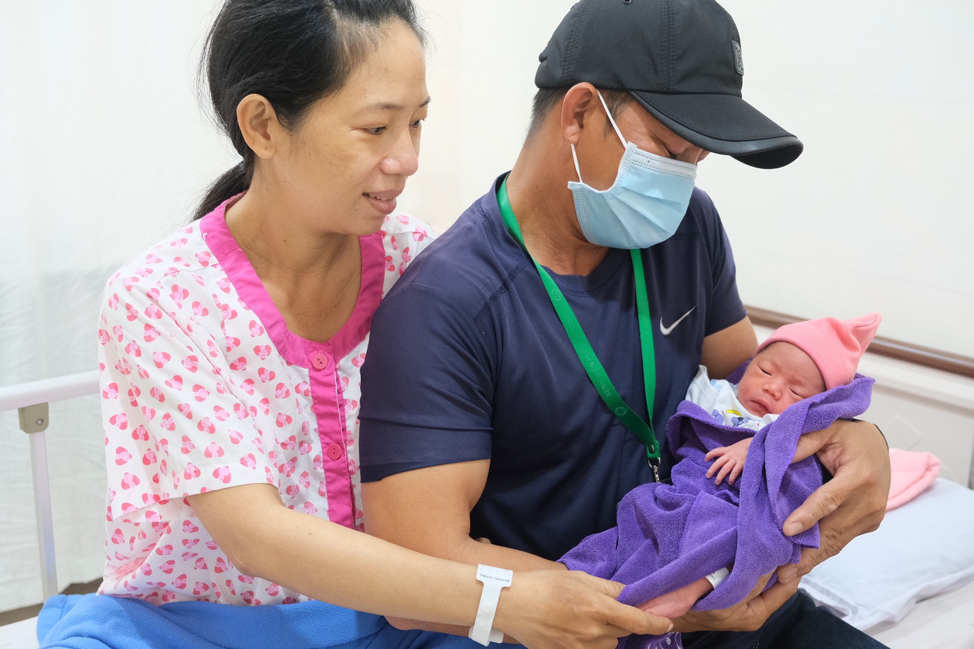 Gia đình sản phụ hạnh phúc sau khi hai mẹ con vượt qua được nguy kịch