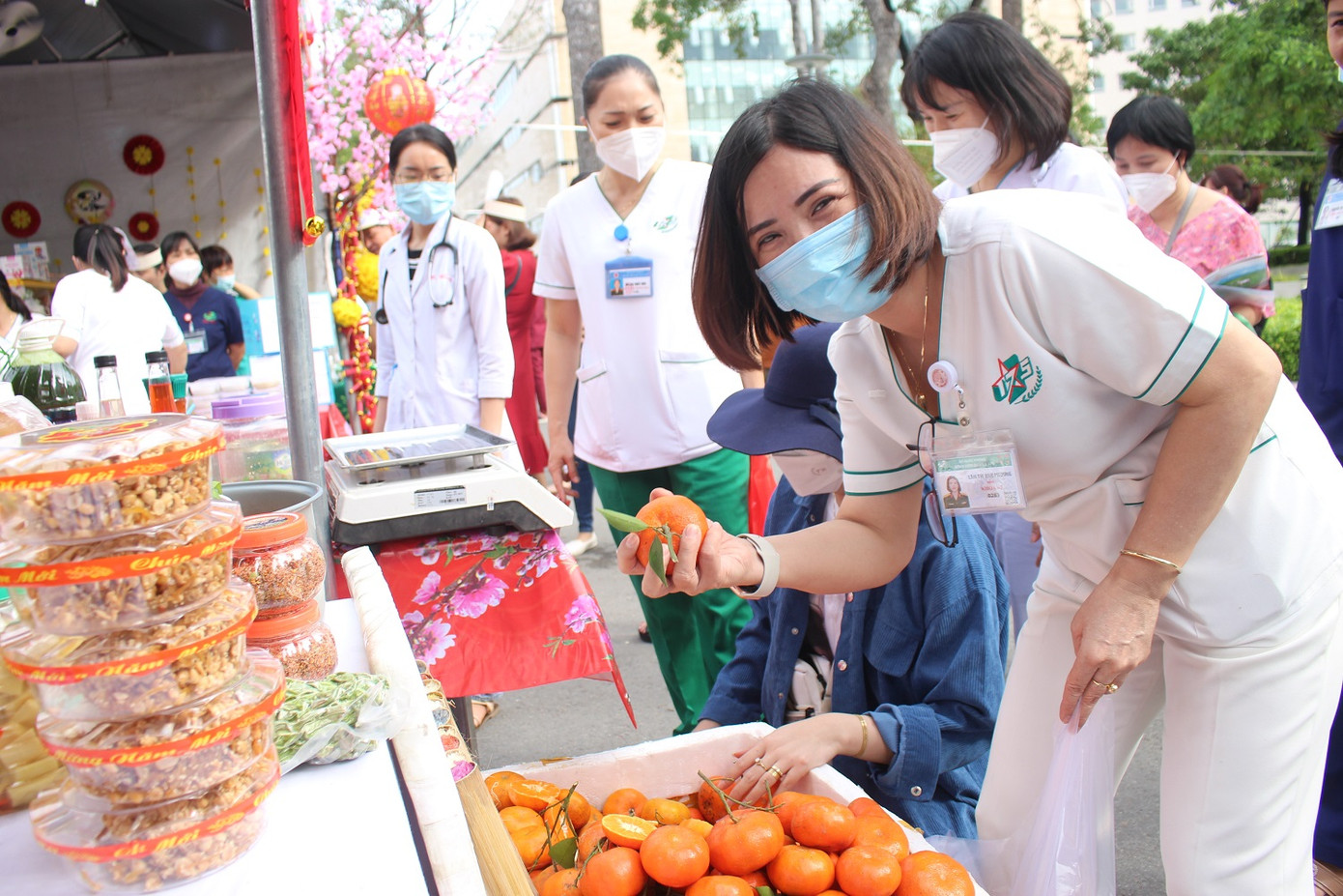 Các mặt hàng rau củ quả cũng đa dạng, phù hợp với túi tiền của tất cả mọi người Các mặt hàng rau củ quả cũng đa dạng, phù hợp với túi tiền của tất cả mọi người