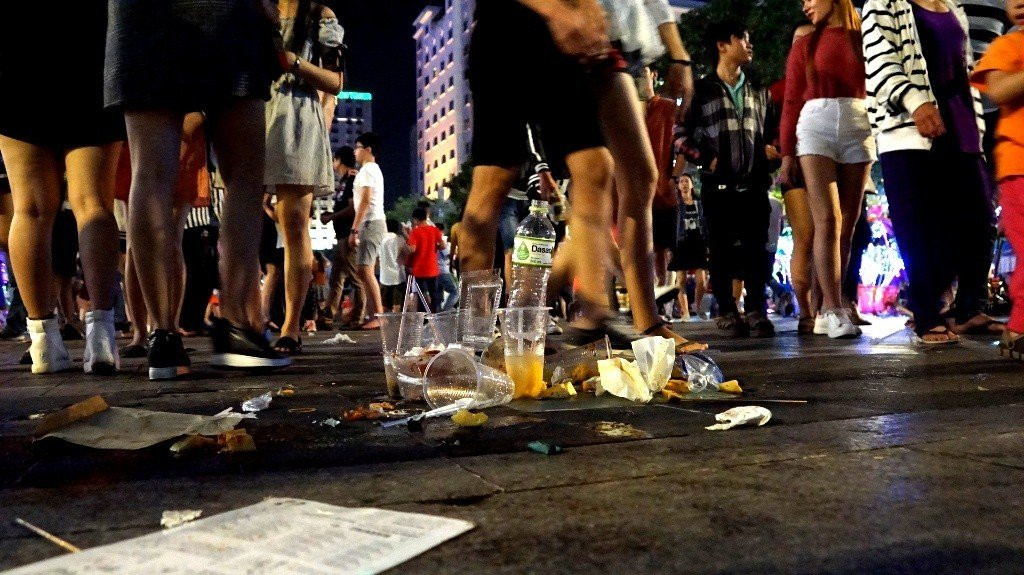 Ý thức người tham gia trên tuyến phố đi bộ còn thấp nên sau mỗi tối công nhân vệ sinh lại vất vả dọn rác