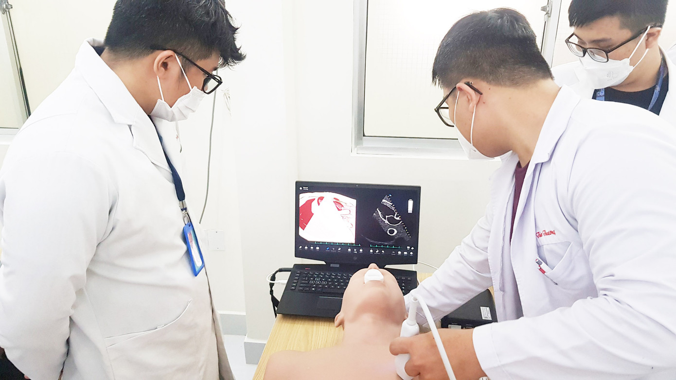 Nhân viên y tế đang thực hành siêu âm trên mô hình tại Trung tâm Nghiên cứu phát triển