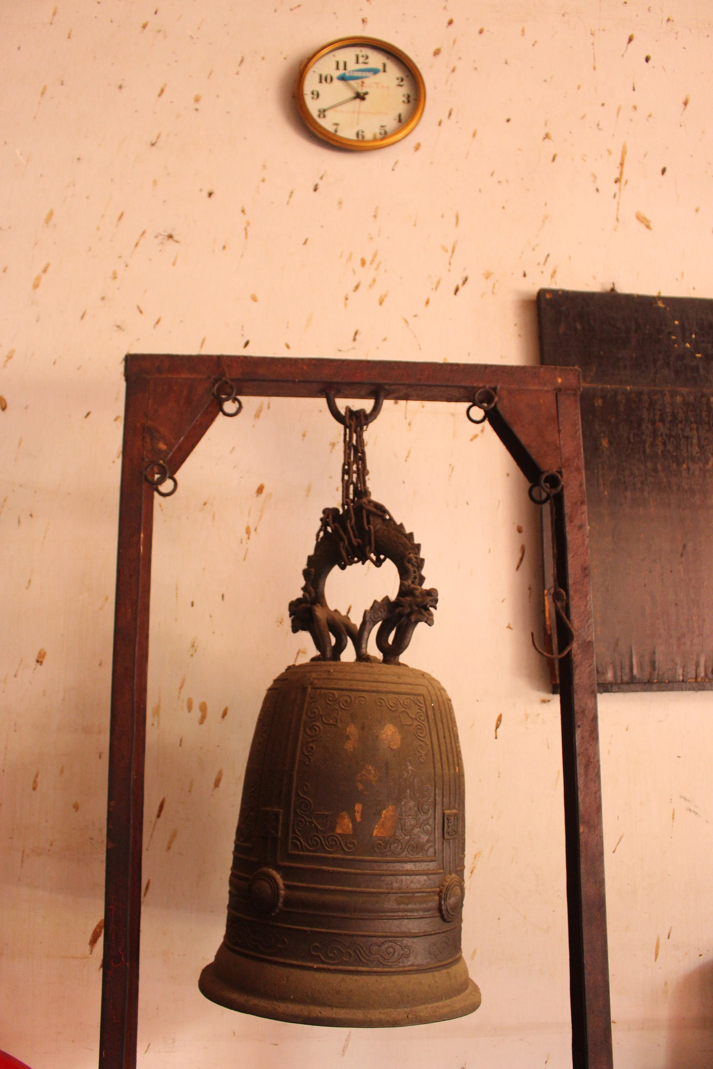 Chiếc chuông cổ được trưng bày trong khu vực chánh điện của ngôi đền với nhiều họa tiết sống động