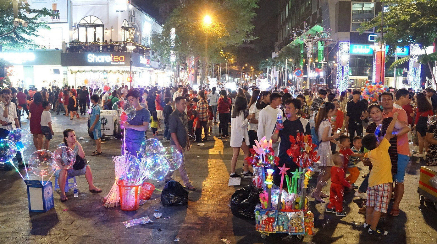 Tuyến phố đi bộ là không gian văn hóa, giải trí nhưng luôn bị hàng rong bủa vây