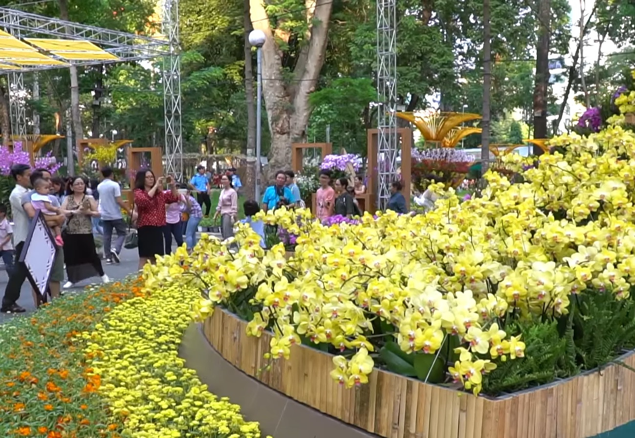 Festival Hoa lan lần thứ nhất đã thu hút rất nhiều người dân và du khách đến tham quan