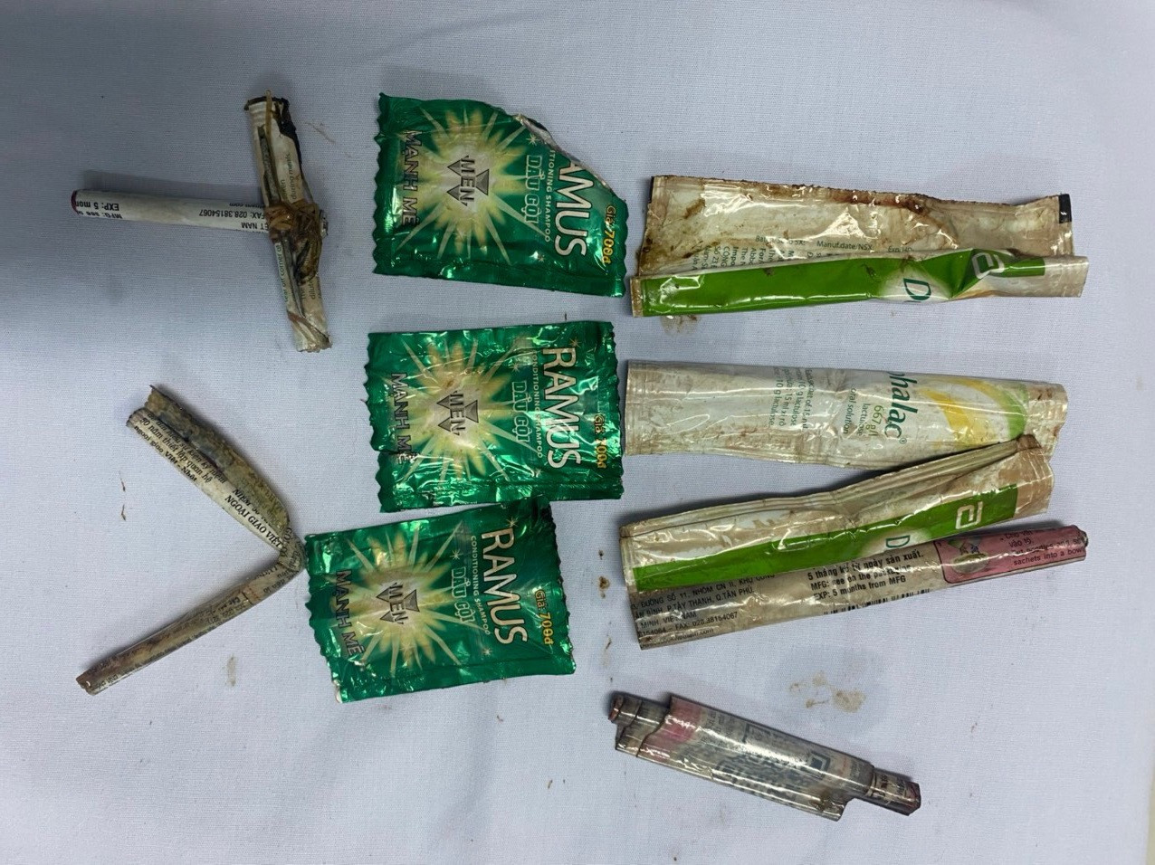 Các dị vật được bác sĩ thực hiện kỹ thuật nội soi gắp ra khỏi dạ dày của bệnh nhân Các dị vật được bác sĩ thực hiện kỹ thuật nội soi gắp ra khỏi dạ dày của bệnh nhân