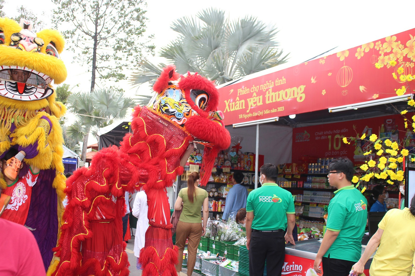 Phiên chợ nghĩa tình tại Bệnh viện Quân y 175 diễn ra trong ngày 12 - 13/1. Phiên chợ nghĩa tình tại Bệnh viện Quân y 175 diễn ra trong ngày 12 - 13/1.