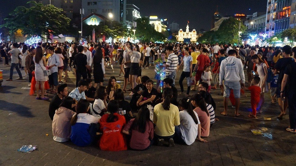 Nhiều người còn tụ tập trên phố đi bộ để ăn uống và xả rác bừa bãi