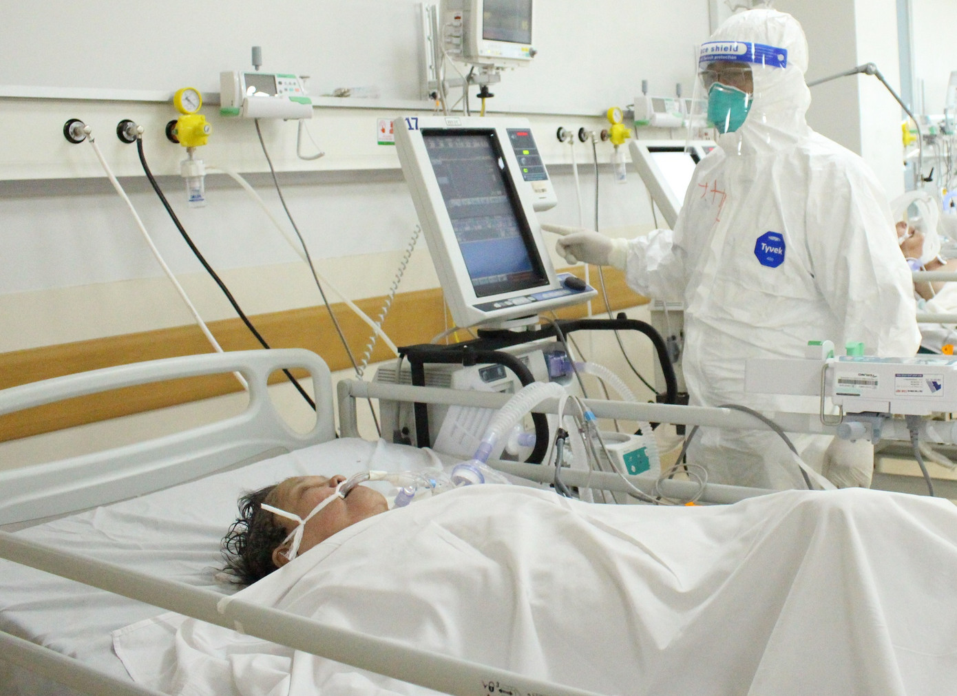 Sở Y tế TPHCM cho biết, hiện có 7 trường hợp mắc COVID-19 diễn tiến nặng đang phải thở máy