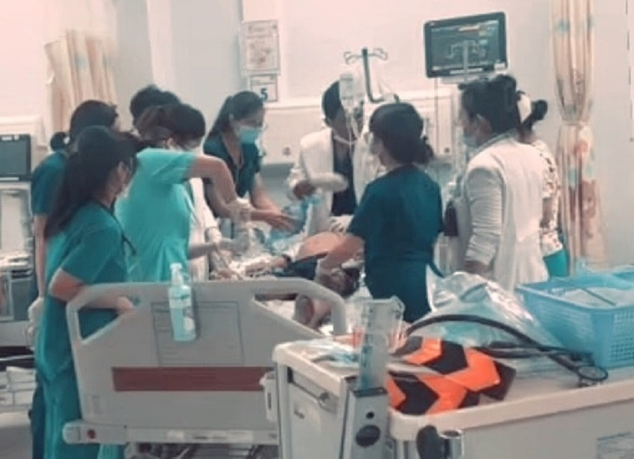 Bệnh viện đã huy động liên chuyên khoa thực hiện cuộc phẫu thuật cấp cứu cho bệnh nhi Bệnh viện đã huy động liên chuyên khoa thực hiện cuộc phẫu thuật cấp cứu cho bệnh nhi