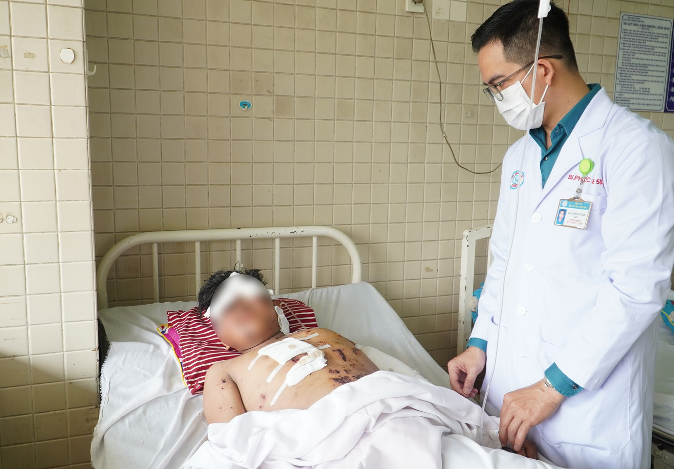 Các bác sĩ đang tiếp tục theo dõi, điều trị cho bệnh nhân tại Chợ Rẫy Các bác sĩ đang tiếp tục theo dõi, điều trị cho bệnh nhân tại Chợ Rẫy