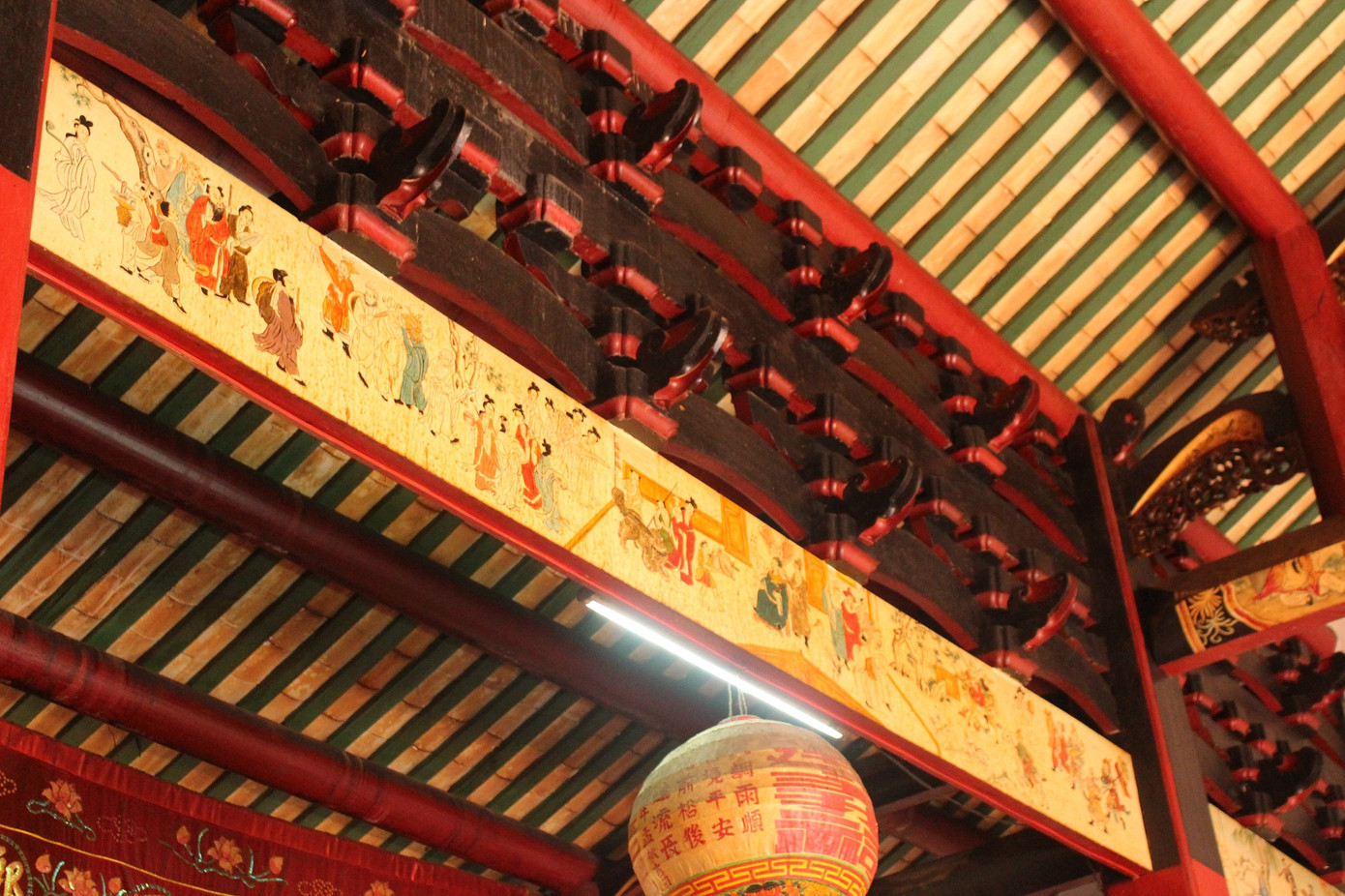 Bên cạnh những họa tiết chạm trổ tinh xảo trên gỗ, tại ngôi đền còn có những hình ảnh trích từ các điển tích xưa