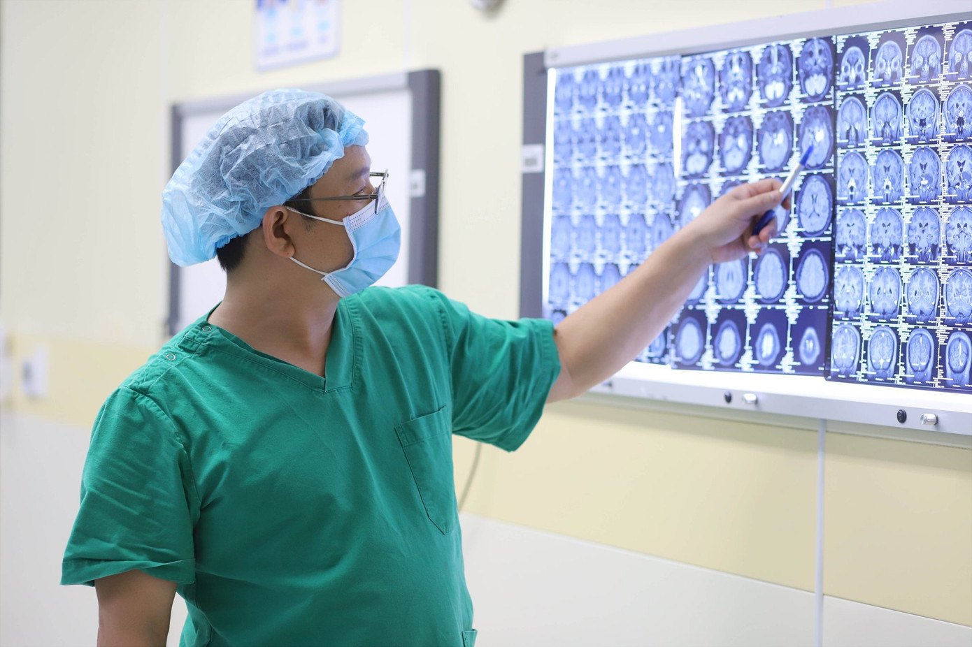 Trên kết quả kiểm tra hình ảnh, bác sĩ chẩn đoán bệnh nhân có khối u sọ hầu với kích thước lớn