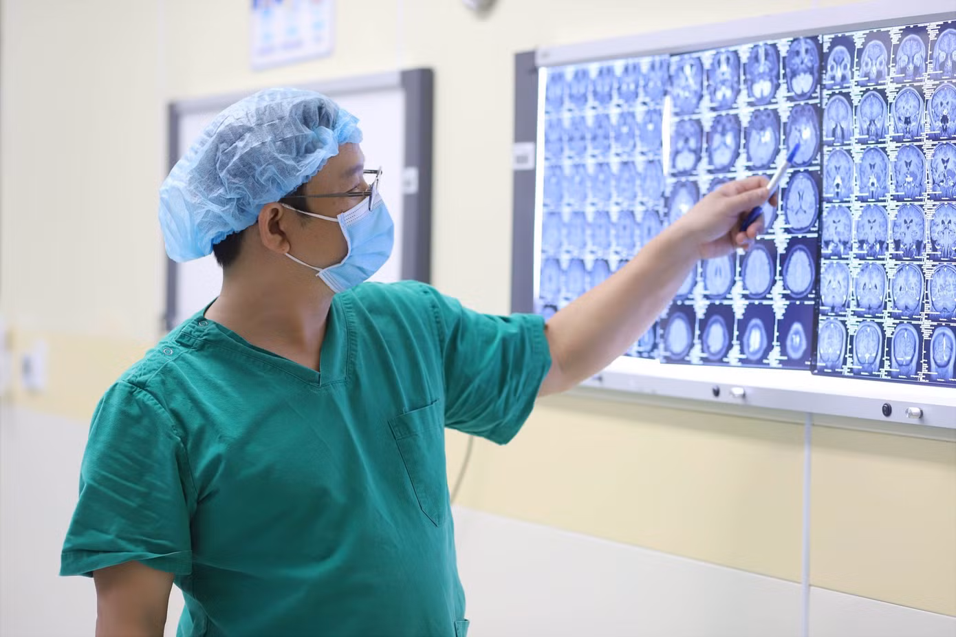 Trên kết quả kiểm tra hình ảnh, bác sĩ chẩn đoán bệnh nhân có khối u sọ hầu với kích thước lớn