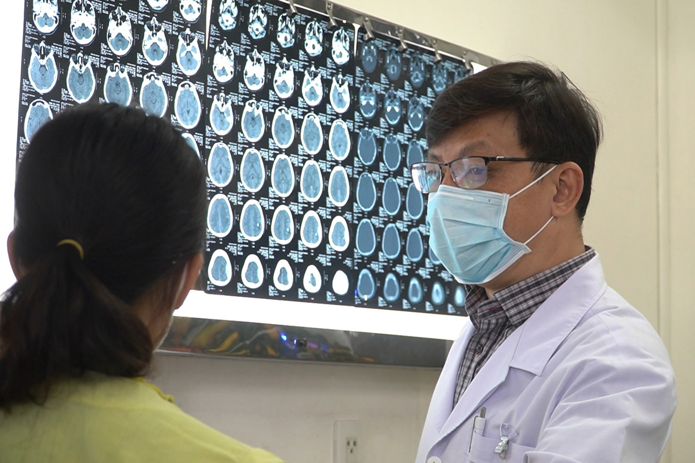 Bác sĩ tư vấn cho gia đình về tình trạng chấn thương sọ não bệnh nhân phải đối mặt Bác sĩ tư vấn cho gia đình về tình trạng chấn thương sọ não bệnh nhân phải đối mặt