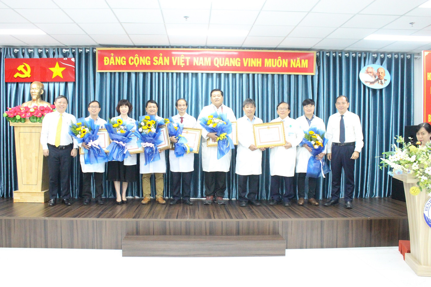 UBND TPHCM trao bằng khen tới các khoa, phòng tham gia cứu chữa bệnh nhi UBND TPHCM trao bằng khen tới các khoa, phòng tham gia cứu chữa bệnh nhi