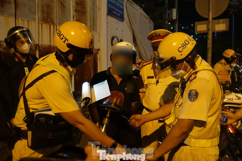Công an TPHCM xử lý vi phạm nồng độ cồn chủ phương tiện khi tham gia giao thông (ảnh: Hữu Huy)
