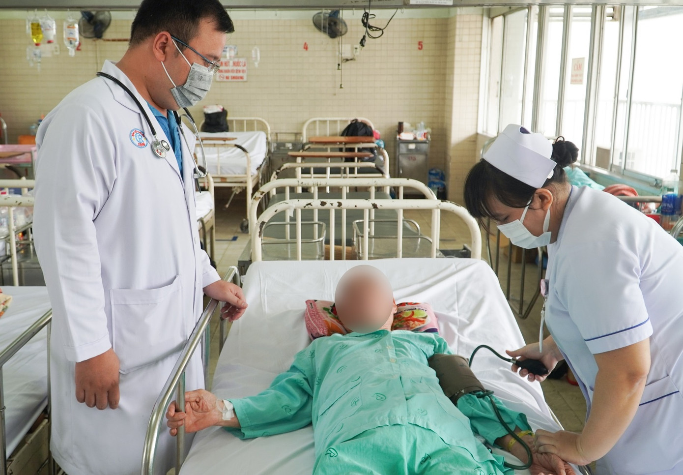 Người lớn tuổi luôn tiềm ẩn nguy cơ bị hóc xương do phản xạ vùng cổ họng suy yếu