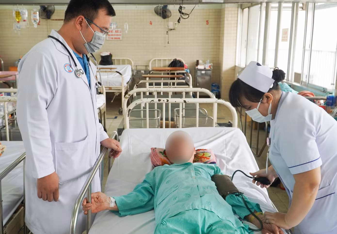 Người lớn tuổi luôn tiềm ẩn nguy cơ bị hóc xương do phản xạ vùng cổ họng suy yếu