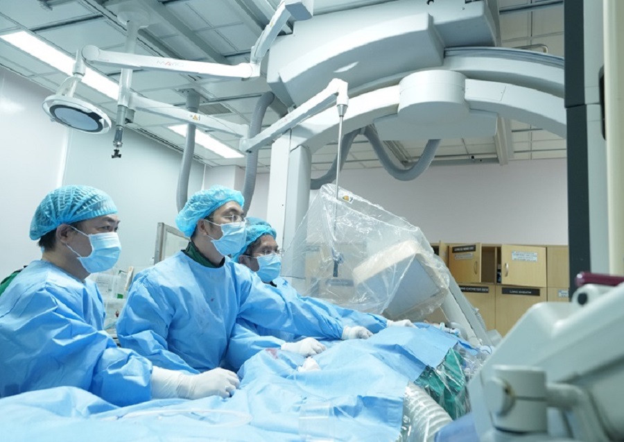 Các bác sĩ thực hiện phương pháp thay van động mạch phổi qua da cho bệnh nhân tại Bệnh viện Đại học Y Dược TPHCM Các bác sĩ thực hiện phương pháp thay van động mạch phổi qua da cho bệnh nhân tại Bệnh viện Đại học Y Dược TPHCM