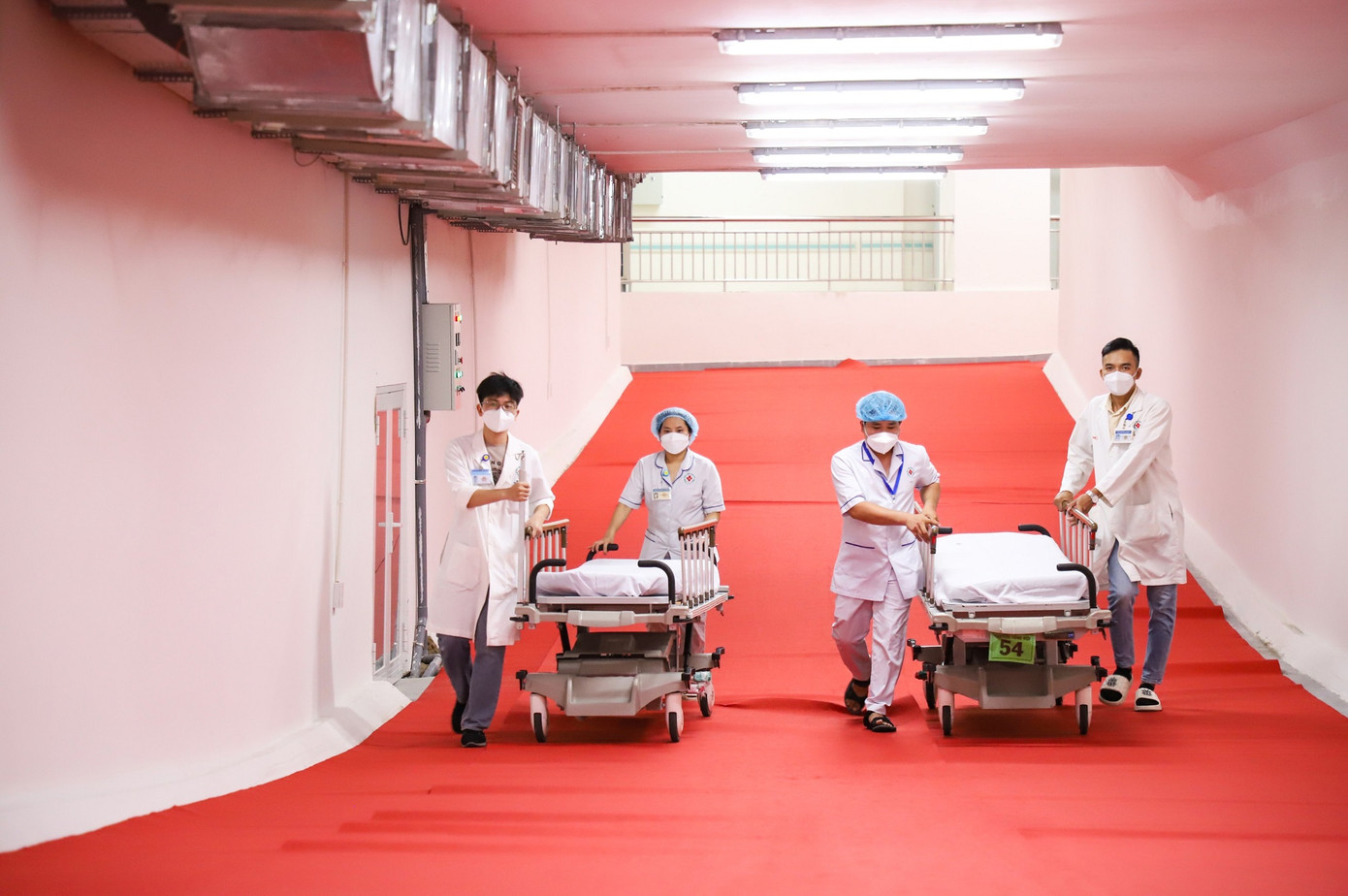 Đường hầm được thiết kế có chiều rộng lên tới 5m đảm bảo việc đi lại, chuyển bệnh diễn ra nhanh chóng và an toàn