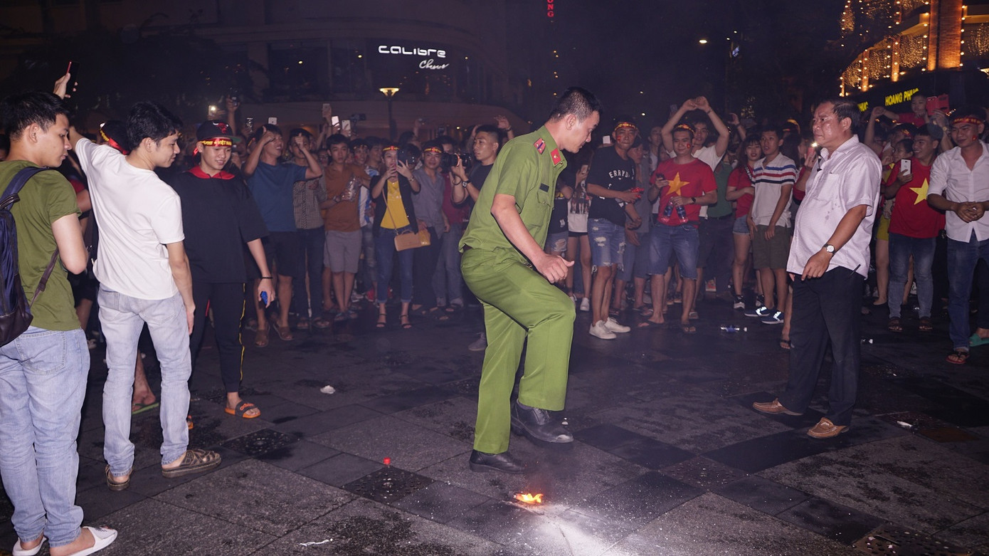 Lực lượng chức năng đang phải căng mình xử lý các vi phạm của một số ít người quá khích