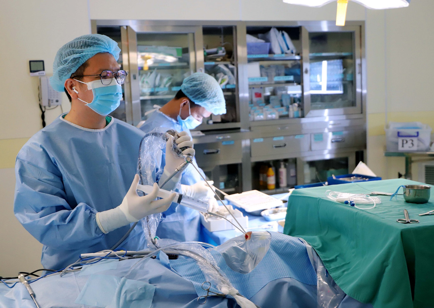 Bằng phương pháp phẫu thuật nội soi, các bác sĩ đã giúp người bệnh vượt qua nguy kịch Bằng phương pháp phẫu thuật nội soi, các bác sĩ đã giúp người bệnh vượt qua nguy kịch