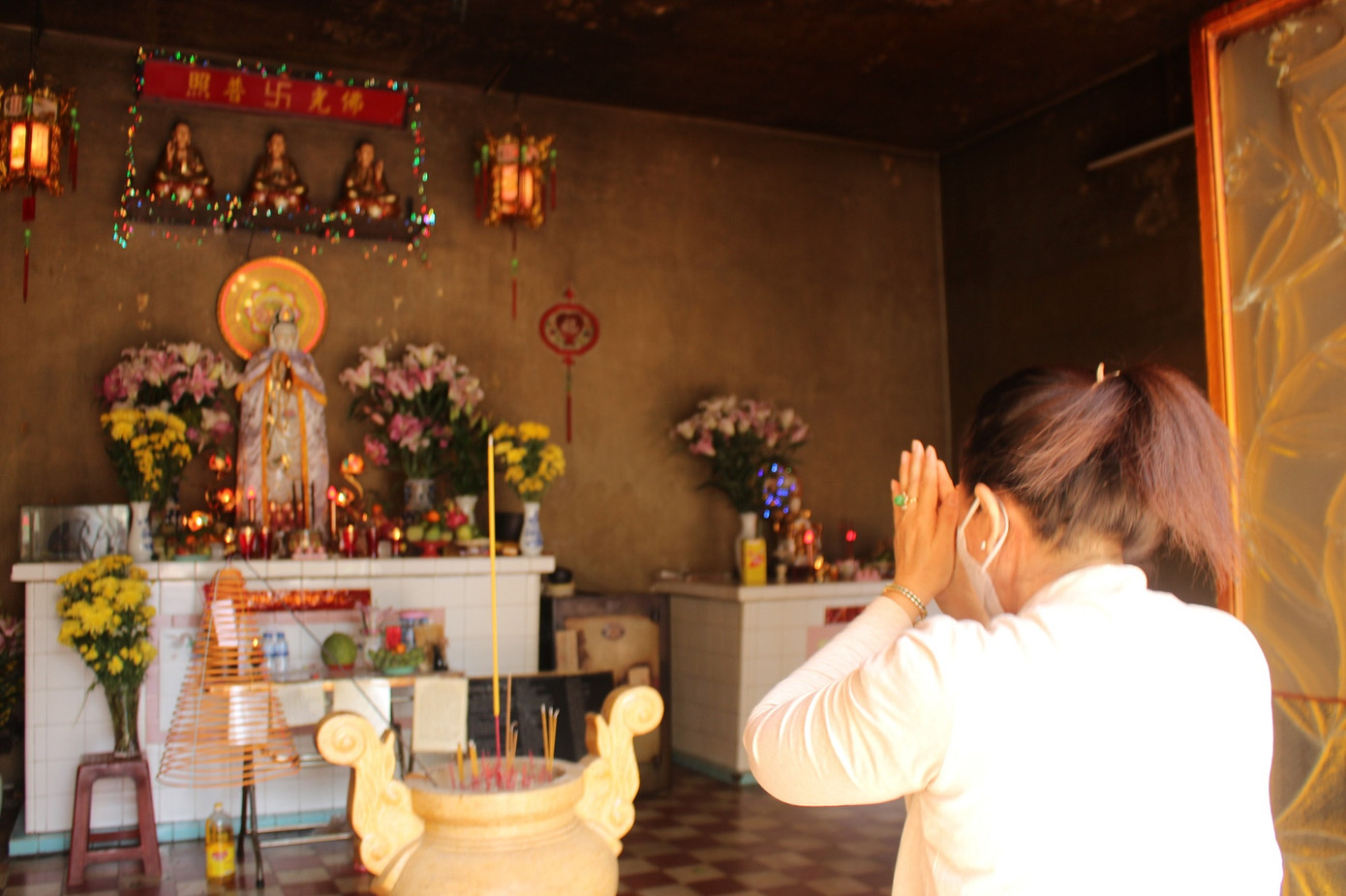 Mỗi ngày, Quan Âm Các vẫn mở cửa để người dân đến tham quan, thắp nhang cầu mong những điều tốt đẹp