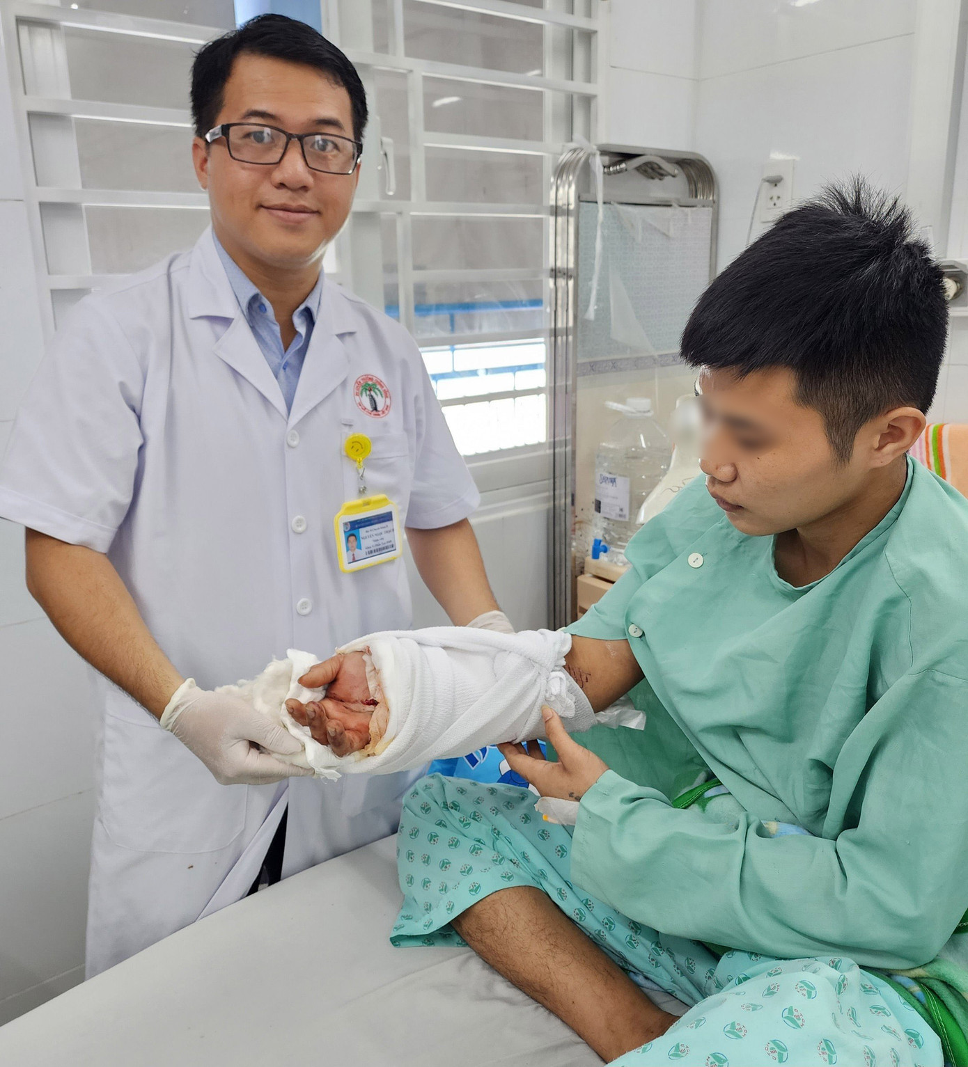 Các bác sĩ đã thực hiện thành công cuộc vi phẫu nối lại cánh tay đứt lìa cho người bệnh Các bác sĩ đã thực hiện thành công cuộc vi phẫu nối lại cánh tay đứt lìa cho người bệnh