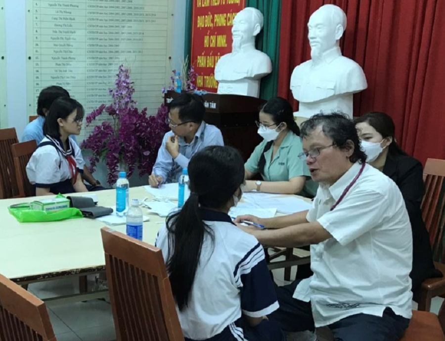 BS Trương Hữu Khanh cùng các chuyên gia nhi khoa đến thăm khám cho các học sinh