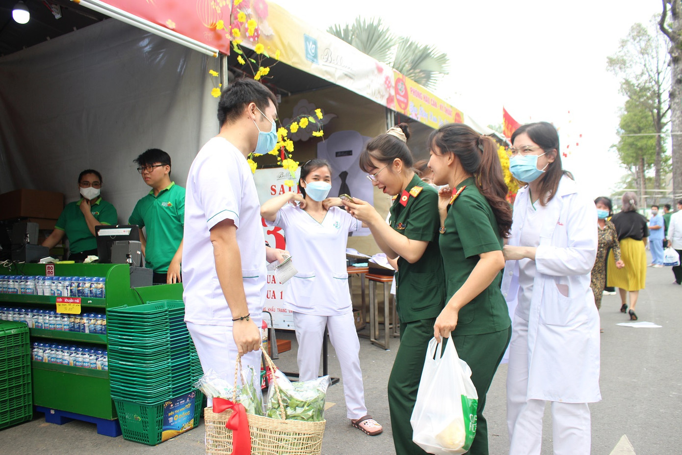 Không chỉ đơn thuần là hoạt động thương mại, phiên chợ còn mang đến niềm vui và sự ấm áp trước thềm năm mới Không chỉ đơn thuần là hoạt động thương mại, phiên chợ còn mang đến niềm vui và sự ấm áp trước thềm năm mới