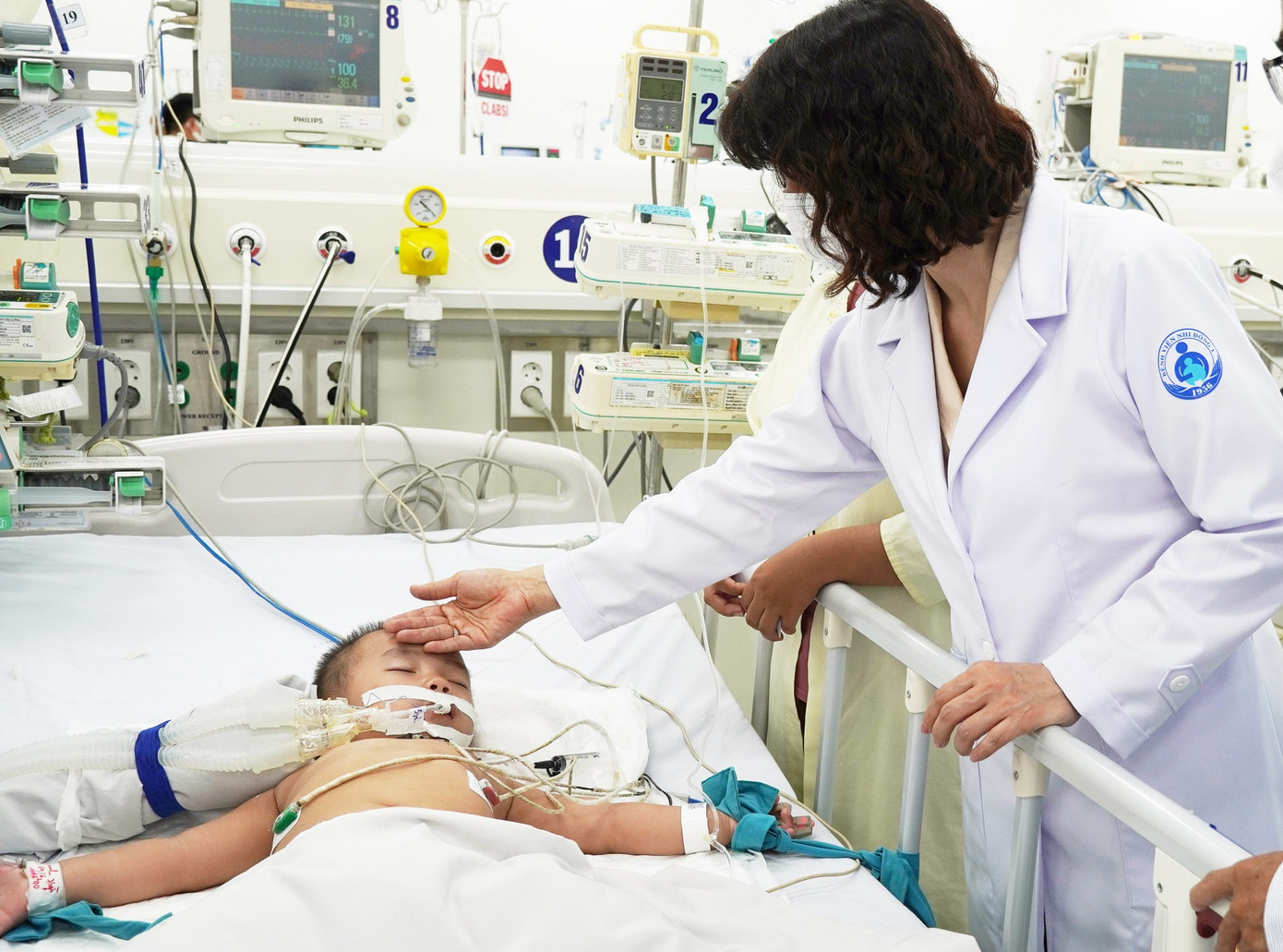 Một trường hợp mắc bệnh tay chân miệng phải hỗ trợ thở máy tại Bệnh viện Nhi Đồng 1 Một trường hợp mắc bệnh tay chân miệng phải hỗ trợ thở máy tại Bệnh viện Nhi Đồng 1