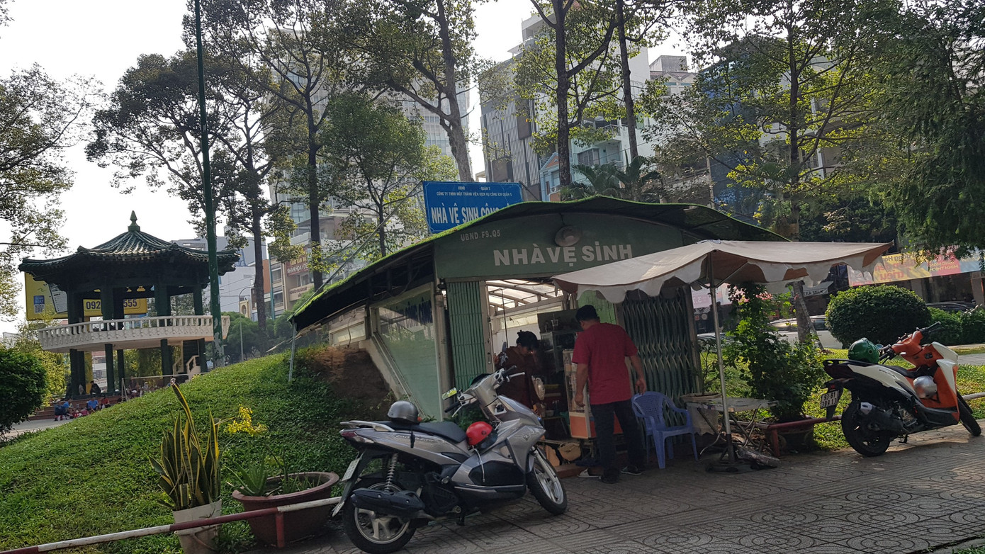 Nhà vệ sinh công cộng đang trở thành thứ "xa xỉ" với người dân tại các quận huyện trung tâm của TPHCM