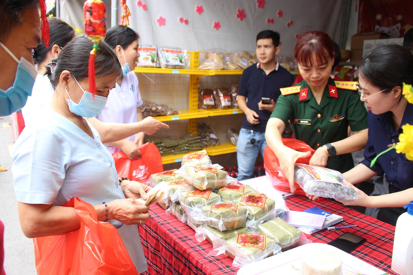 Bánh chưng, giò chả là mặt hàng được nhiều người quan tâm nhất trong phiên chợ cuối năm Bánh chưng, giò chả là mặt hàng được nhiều người quan tâm nhất trong phiên chợ cuối năm
