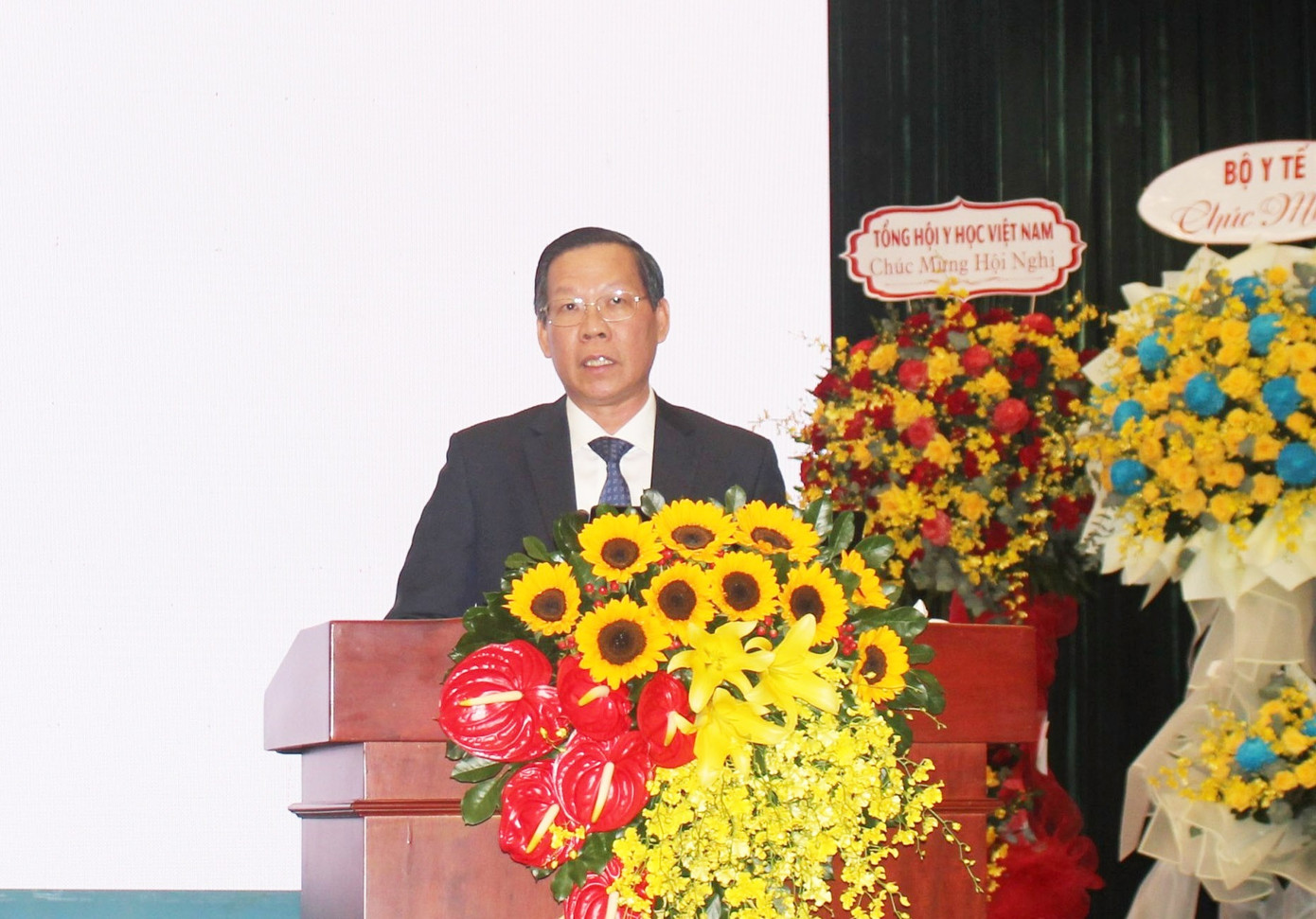 Ông Phan Văn Mãi phát biểu về định hướng phát triển ngành y tế TPHCM tại hội nghị