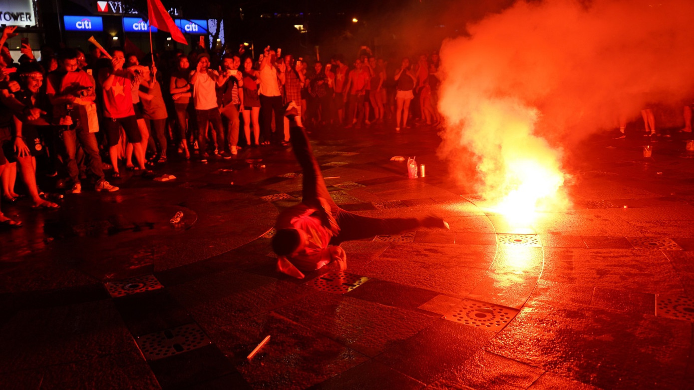 Những thời điểm diễn ra các sự kiện, tại phố đi bộ Nguyễn Huệ còn xảy ra tình trạng múa lửa, đốt pháo sáng gây mất an ninh, trật tự