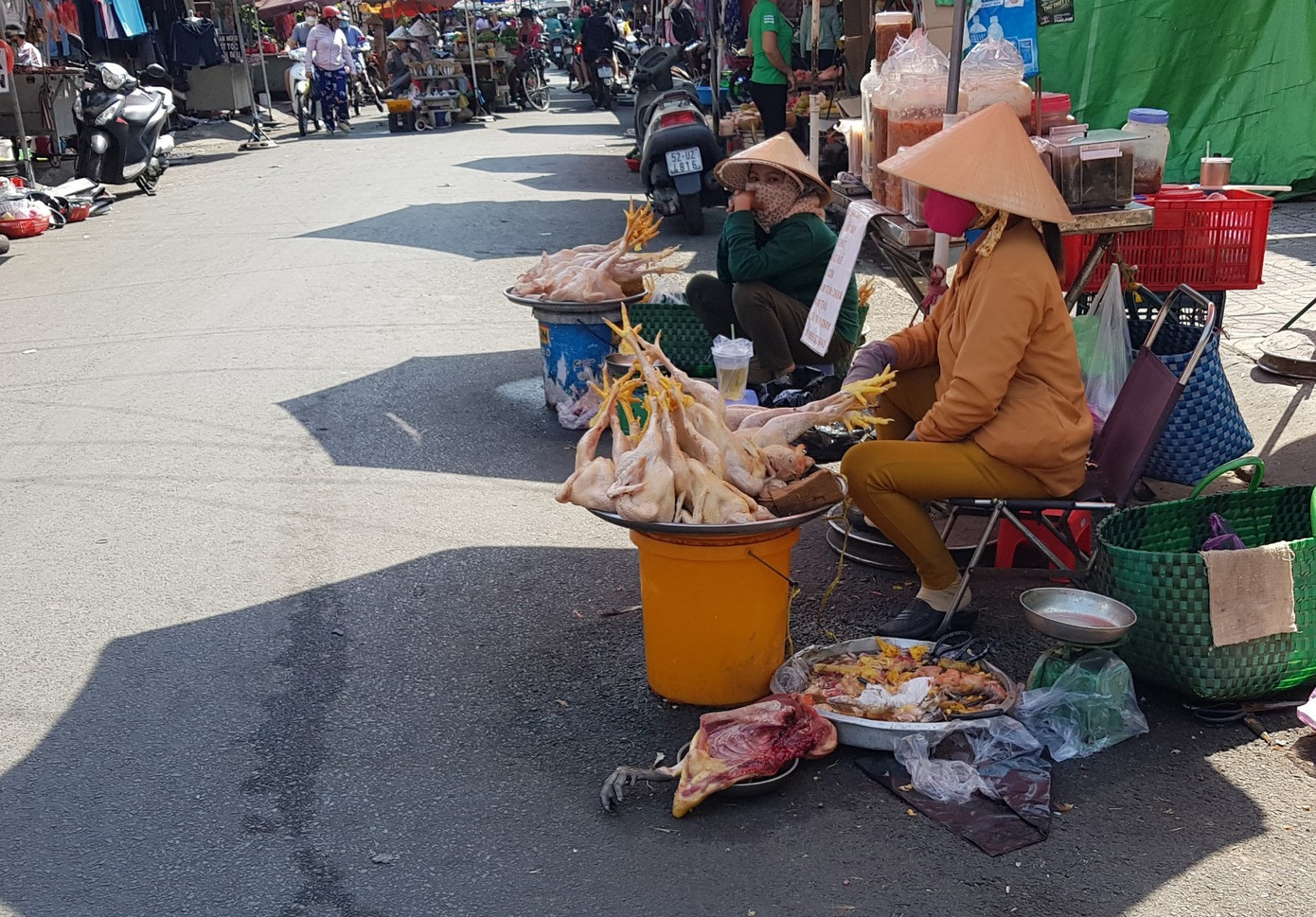 Để ứng phó với tình hình dịch bệnh, người bán gia cầm chuyển sang giết thịt làm sẵn với số lượng nhiều nhằm ứng phó khi bị cơ quan chức năng kiểm tra