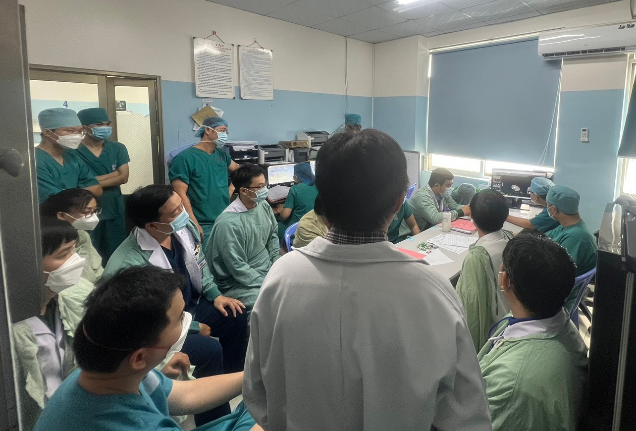 Các bác sĩ Bệnh viện Nhân dân Gia Định hội chẩn khẩn và quyết định thực hiện cuộc phẫu thuật khẩn nguy cho thai phụ bị cây đè sáng 3/4.