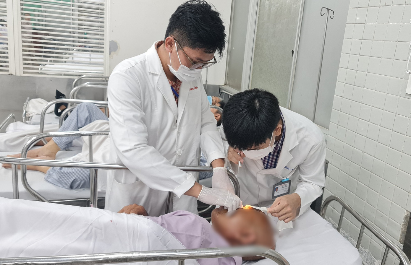 Các bác sĩ thăm khám cho một trường hợp bị tổn thương mắt sau tai nạn Các bác sĩ thăm khám cho một trường hợp bị tổn thương mắt sau tai nạn