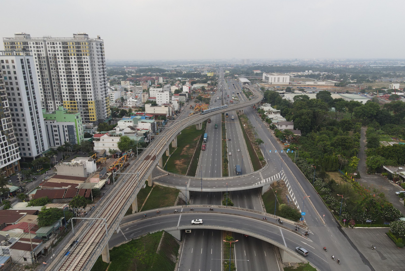 Tuyến Metro Bến Thành - Suối Tiên đang tạo ra nét đẹp mới cho đô thị TPHCM (ảnh: Phạm Nguyễn) Tuyến Metro Bến Thành - Suối Tiên đang tạo ra nét đẹp mới cho đô thị TPHCM (ảnh: Phạm Nguyễn)
