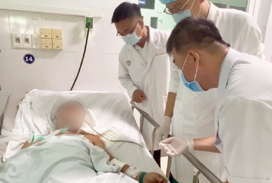 Sự hỗ trợ kịp thời cả về thuốc hiếm giải độc và chuyên môn của Bệnh viện Chợ Rẫy đã giúp 3 ca bệnh nặng tại Quảng Nam từng bước qua được nguy kịch (ảnh: BVCC) Sự hỗ trợ kịp thời cả về thuốc hiếm giải độc và chuyên môn của Bệnh viện Chợ Rẫy đã giúp 3 ca bệnh nặng tại Quảng Nam từng bước qua được nguy kịch (ảnh: BVCC)