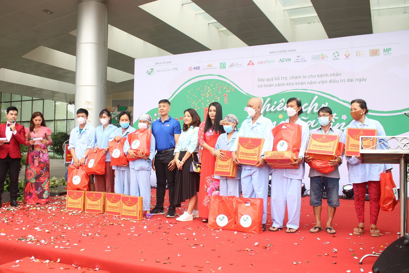 Phiên chợ cũng là dịp gây quỹ hỗ trợ cho các bệnh nhân có hoàn cảnh khó khăn điều trị tại bệnh viện Phiên chợ cũng là dịp gây quỹ hỗ trợ cho các bệnh nhân có hoàn cảnh khó khăn điều trị tại bệnh viện