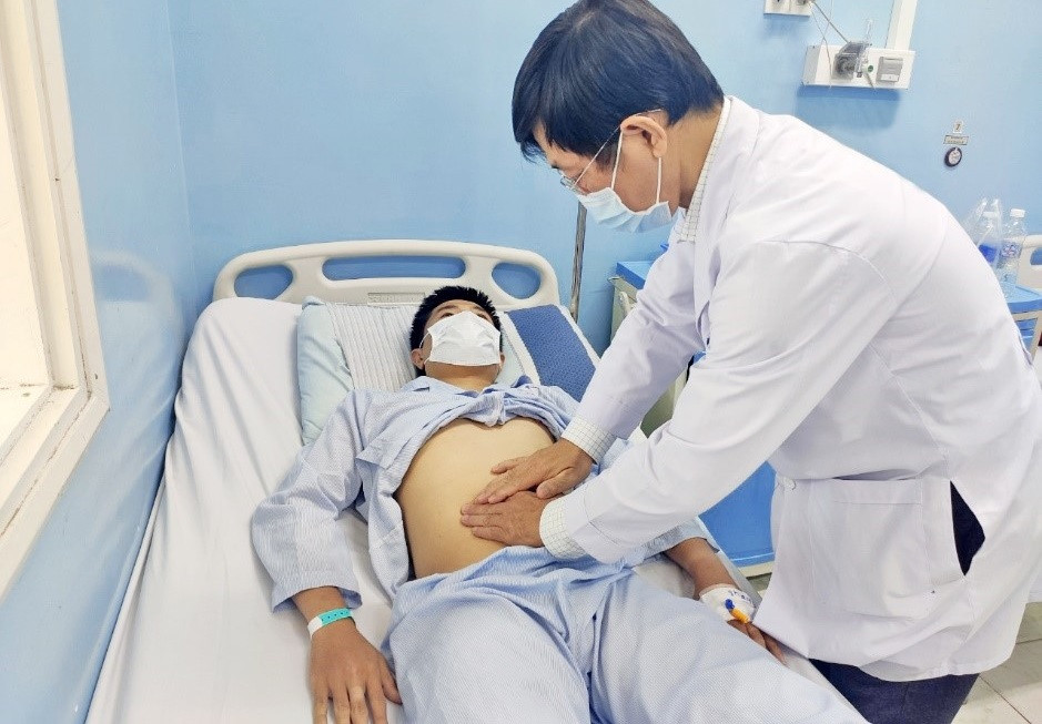 Nam sinh viên đã may mắn giữ được thận và vượt qua nguy kịch sau khi được can thiệp cấp cứu Nam sinh viên đã may mắn giữ được thận và vượt qua nguy kịch sau khi được can thiệp cấp cứu