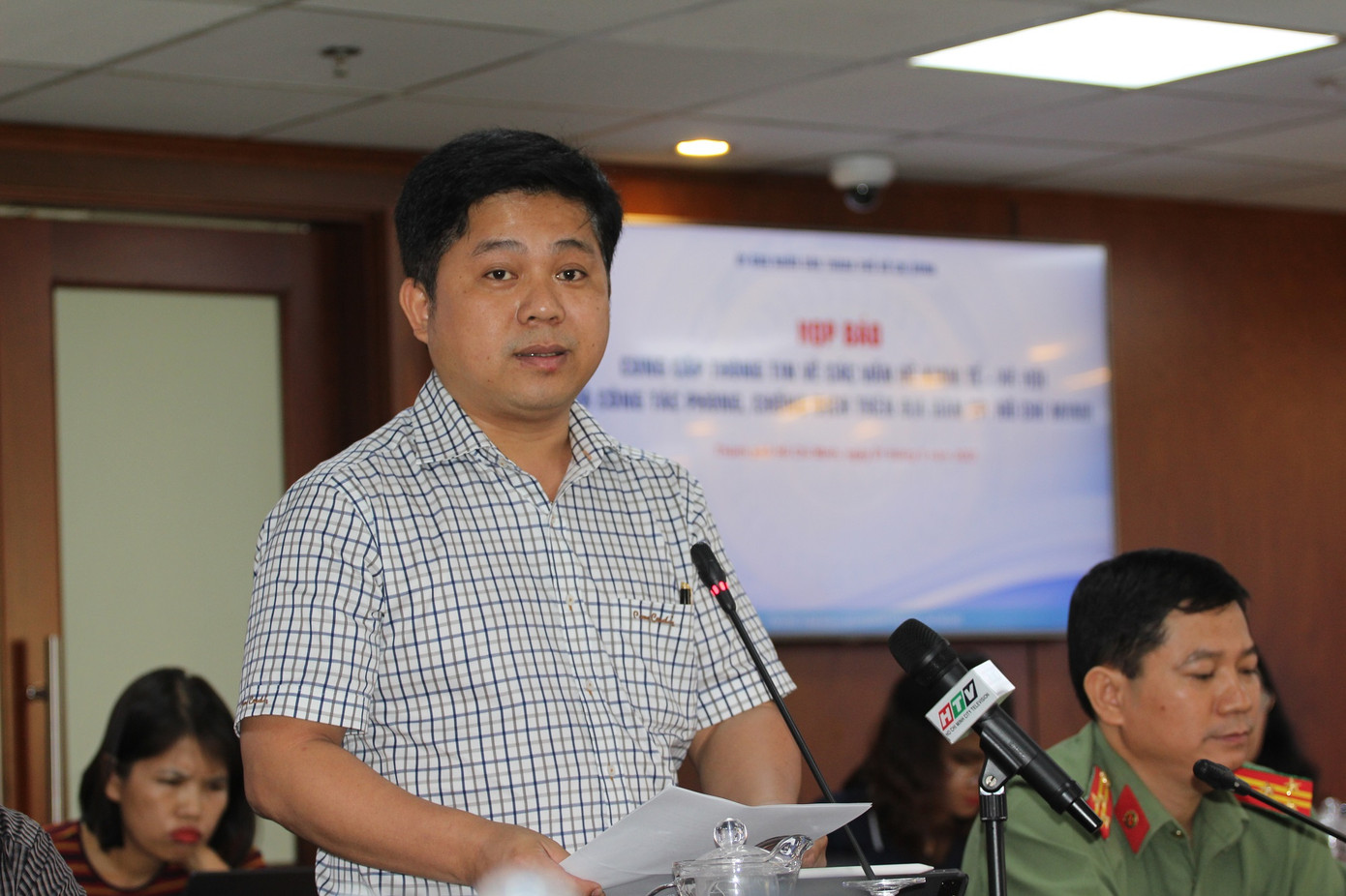 Ông Hồ Tấn Minh, Chánh văn phòng Sở Giáo dục và Đào tạo TPHCM thông tin tại buổi họp báo