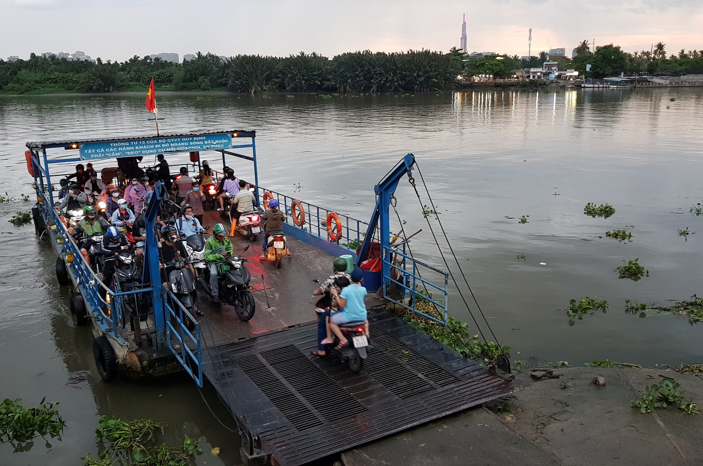 Hành khách qua sông không mặc áo phao là tình trạng đang diễn ra phổ biến ở TPHCM