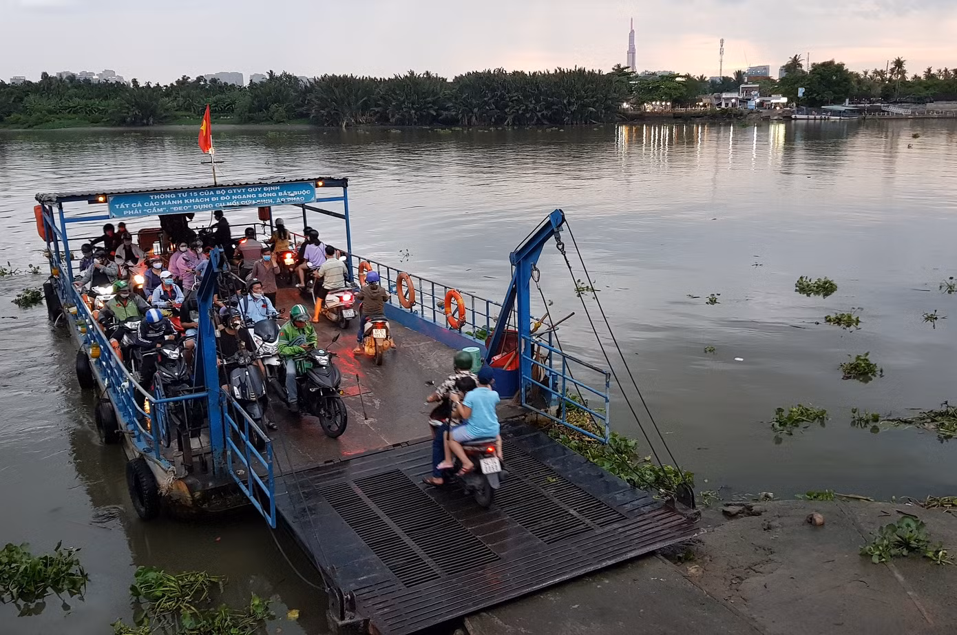 Hành khách qua sông không mặc áo phao là tình trạng đang diễn ra phổ biến ở TPHCM