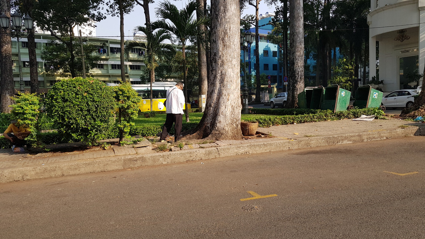 Mọi nơi, mọi chỗ đều có thể trở thành nơi "giải quyết đầu ra" của nhiều người
