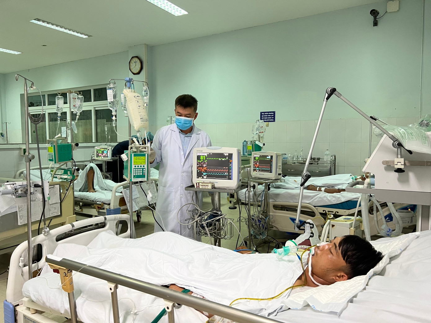 Hiện 3 bệnh nhân nặng đang được thở máy và điều trị tích cực Hiện 3 bệnh nhân nặng đang được thở máy và điều trị tích cực