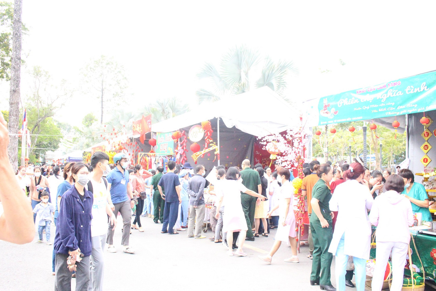 Từ sáng sớm ngày 12/1 đã có hàng nghìn người tấp nập tham gia mua bán Từ sáng sớm ngày 12/1 đã có hàng nghìn người tấp nập tham gia mua bán