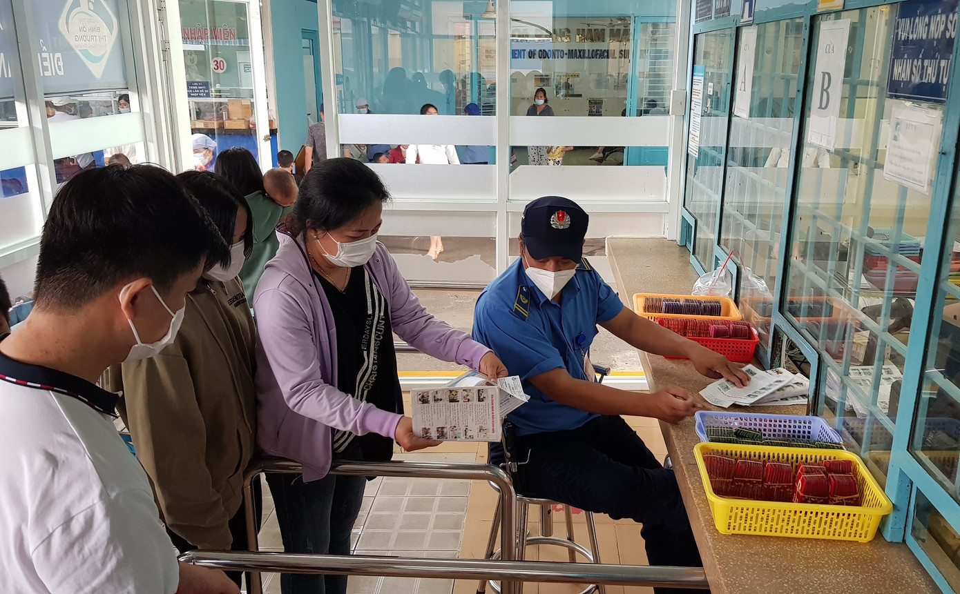 Các đối tượng cò thường lợi dụng tình trạng đông bệnh nhân để tìm cách chèo kéo, moi tiền Các đối tượng cò thường lợi dụng tình trạng đông bệnh nhân để tìm cách chèo kéo, moi tiền