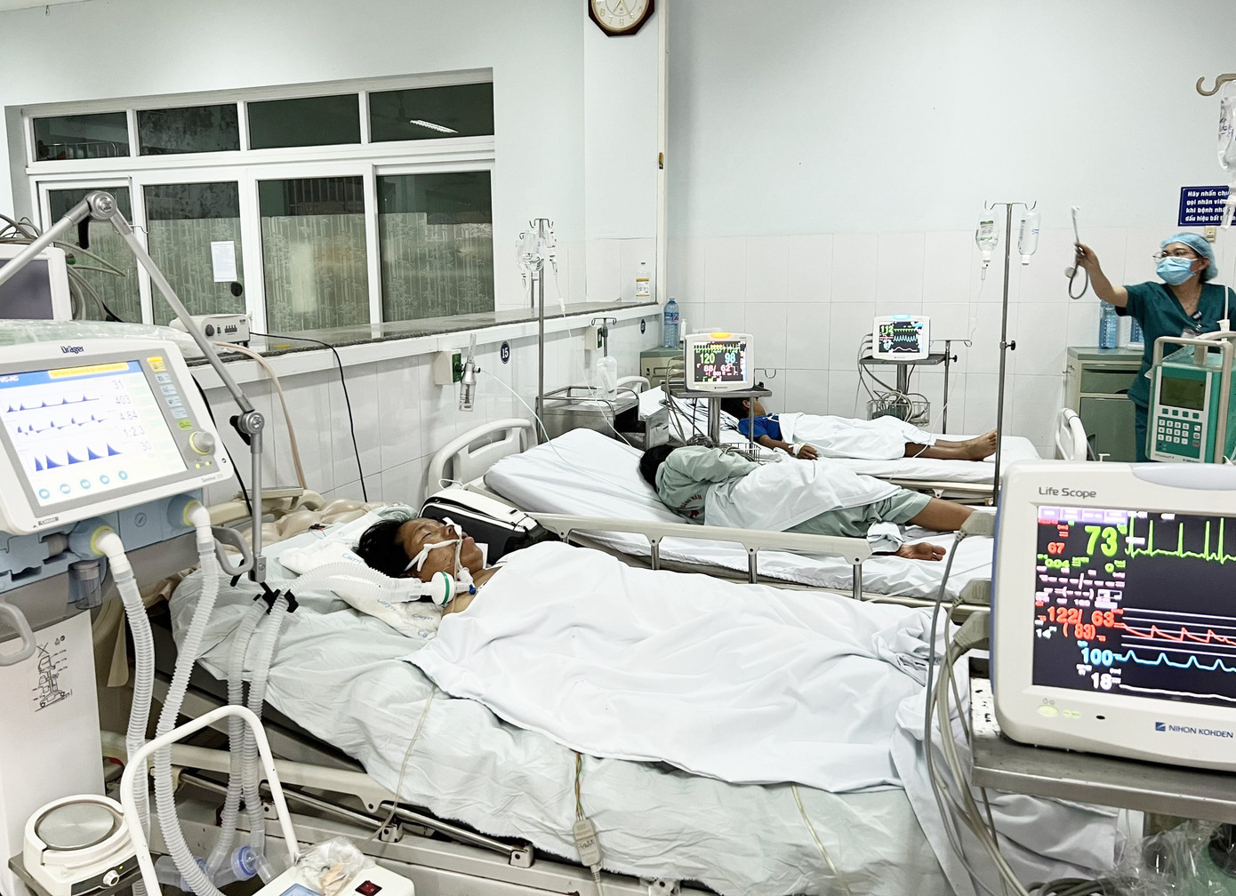 Hiện còn 3 bệnh nhân ngộ độc trong tình trạng nặng nhưng đáp ứng tốt với thuốc giải độc (ảnh: BVCC)